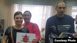 Ирина Смирнова (в центре) и другие активисты сдают кровь, чтобы оплатить работу адвокатов