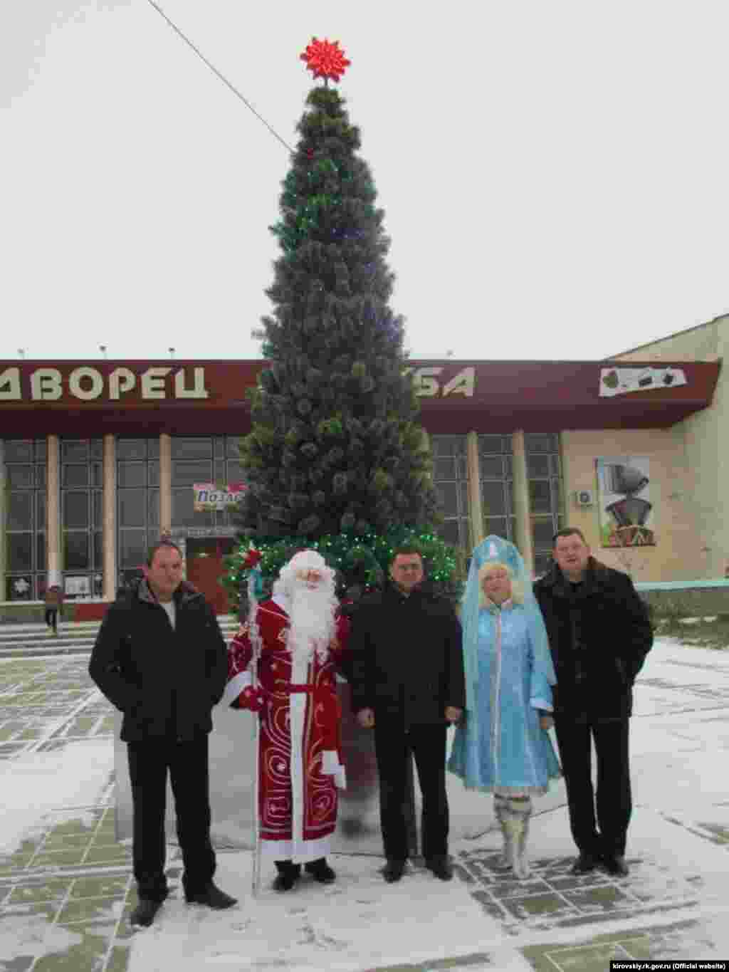 На сході Криму в селищі Кіровське ялинку встановили на площі перед Палацом культури &laquo;Дружба&raquo;.