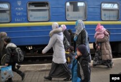 Львов, 12 марта, вокзал: приехавшие в город жители Крыма