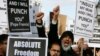 عکس آرشیوی-تظاهرات شماری از مسلمانان در لندن در اعتراض به کاریکاتورهای منتشر شده از پیامبر اسلام در مجله طنز شارلی ابدو 
