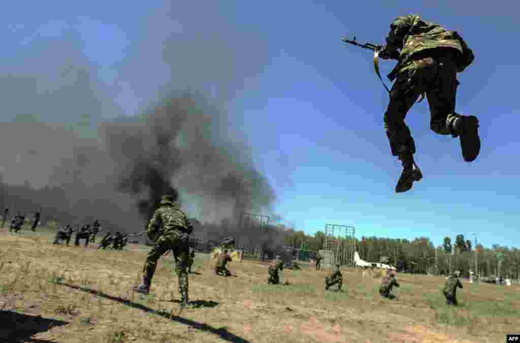 Ukrainian National Guard troops take part in an exercise in the presence of acting Ukrainian Prime Minister Arseniy Yatsenyuk at a shooting range not far from Kyiv on May 22. (AFP/Andrew Kravchenko)