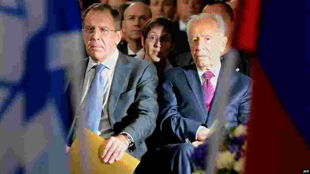 Rusiyanın Xarici İşlər naziri Sergei Lavrov (solda) və İsrailin prezidenti Shimon Peres muzeyin açılış mərasimində.
