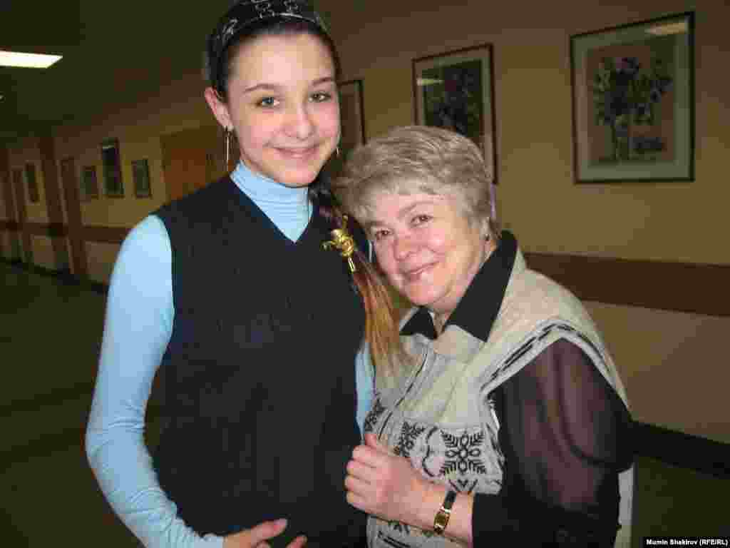 Марина Ходорковская с выпускницей лицея-интерната &quot;Подмосковный&quot; в поселке Кораллово. 31 марта 2008 года.