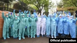 Сотрудники НИИ Вирусологии в Ташкенте.