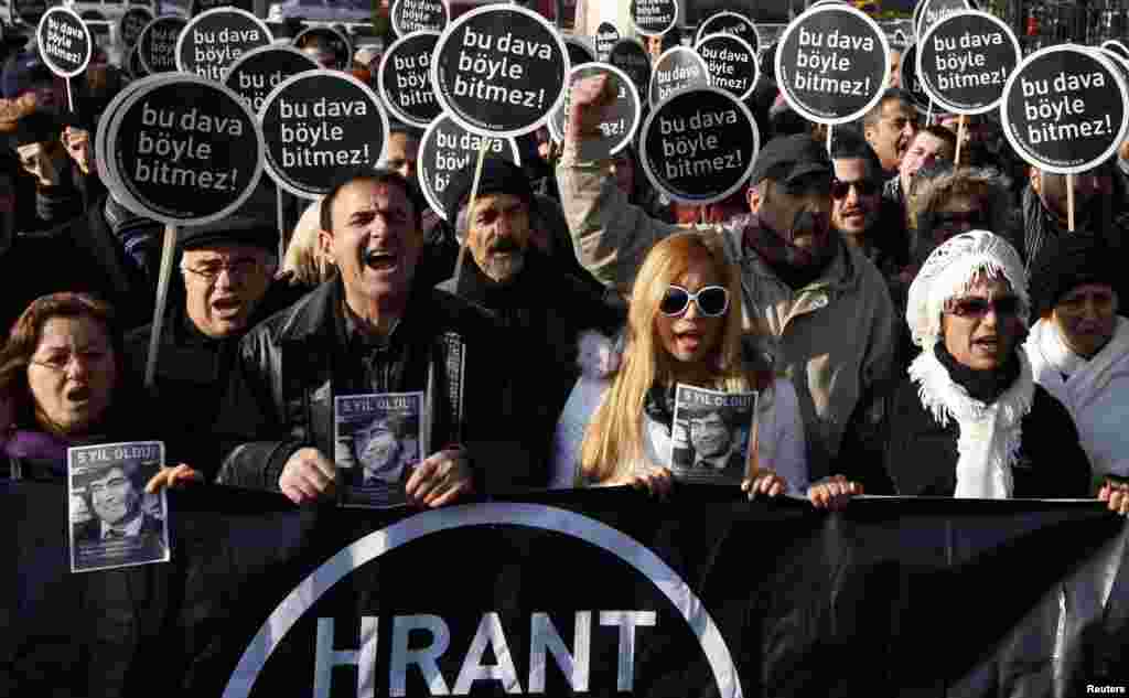 Protest&euml; n&euml; Stamboll, n&euml; p&euml;rkujtim t&euml; p&euml;rvjetorit t&euml; vrasjes s&euml; gazetarit armen-turk, Hrant Dink... 