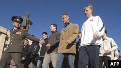 Recruți la Stavropol, mergând să depună jurământul la statuia lui Lenin (arhivă)