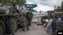 Славянск қаласы маңында өткізу бекетінде тұрған украин әскерилері. 5 мамыр 2014 жыл. 
