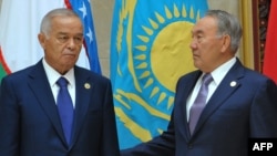 Қазақстан президентіи Нұрсұлтан Назарбаев (оң жақта) пен Өзбекстан президенті Ислам Каримов Шанхай ынтымақтастық ұйымының саммитінде кездесіп тұр. Бішкек, 13 қыркүйек 2014 жыл.