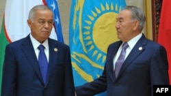 Бывший президент Узбекистана Ислам Каримов (слева) и президент Казахстана Нурсултан Назарбаев.