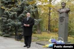 Лидер крымских татар Рефат Чубаров возлагает цветы к памятнику Амет-Хану Султану в Киеве