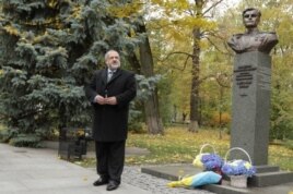 Лидер крымских татар Рефат Чубаров возлагает цветы к памятнику Амет-Хану Султану в Киеве