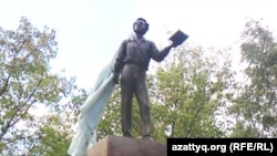 Памятник русскому поэту Александру Пушкину. Костанай, 5 сентября 2010 года. 