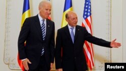 АҚШ вице-президенті Джо Байден (сол жақта) мен Румыния президенті Траян Басеску. Бухарест, 21 мамыр 2014 жыл.