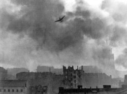 Німецький літак Stuka Ju 87 під час бомбардування Старого міста Варшави, серпень 1944 року