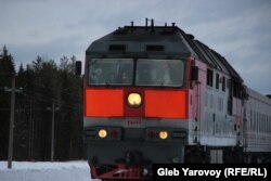 Поезда, проезжающие мимо станции, сигналят активистам