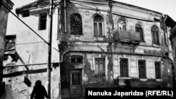 Nanuka Japaridze deyir ki, həmin gün o, kamerasıyla Tbilisinin köhnə döngələrində optimizm anlarını qeydə almaqdan ötrü çox çalışıb. “Amma mənim şəkillərimdə melanxoliya diqqət çəkir. Tbilisi küçələrində mənim yadımda qalan şadyanalığı yaratmaq üçün yetərincə günəşli hava olmadı. Bu gün bayırda az adama rast gəlmək olar və onların hamısı da qəmgindir. Mənim uşaqlıq çağımda hər şey əksinə idi. Küçələr insanlarla dolu idi və hamının üzündən xoşbəxtlik yağırdı.”