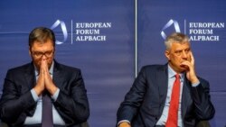 Kosovat President Hashim Thaci (right) with his Serbian counterpart, Aleksandar Vucic, at a conference in Austria in 2018