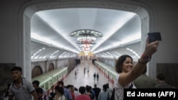 Турист делает селфи в метро Пхеньяна 