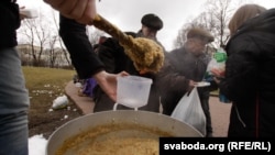 Архіўнае ілюстрацыйнае фота. Актывісты руху Food not bombs раздаюць ежу і гарбату бяздомным