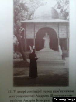 Патріарх Йосиф біля пам’ятника (фото надане автором)