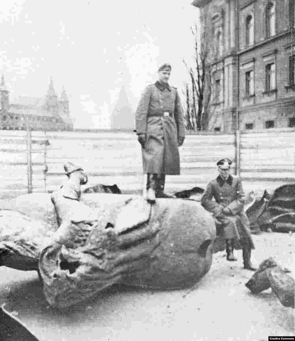 Части от статуята на полския крал Владислав II Ягело, разрушена от нацистките войски след инвазията в Полша през 1939 г.