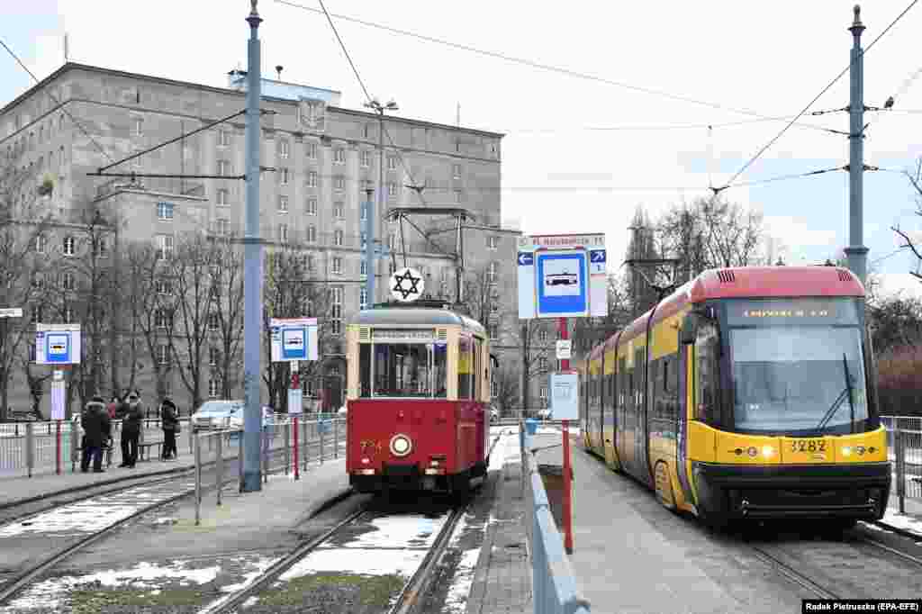 Un tramvai din Varșovia, Polonia, este marcat cu Steaua lui David, 27 ianuarie, 2021