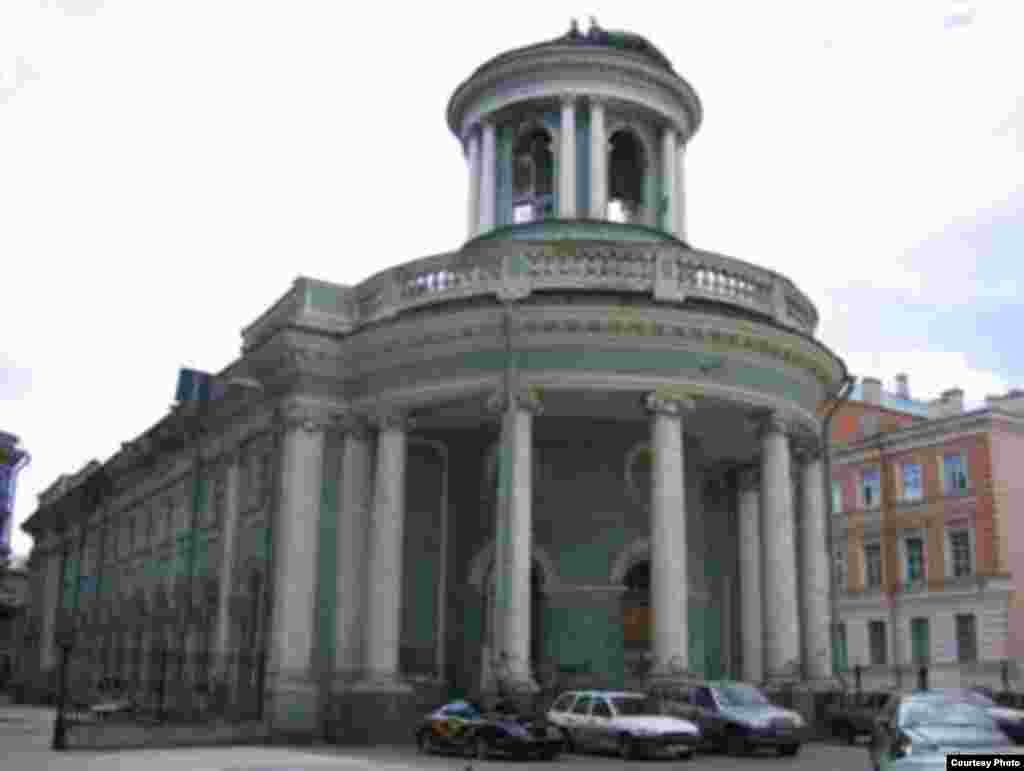 Церковь святой Анны (быв. кинотеатр «Спартак») на Кирочной улице, дом № 8 (вид с Фурштатской улицы). Осенью 2007 года начались противоаварийные работы. 