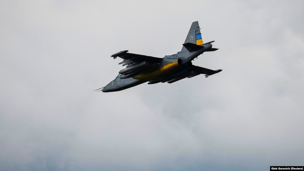 Українські штурмовики Су-25 та бомбардувальники Су-24 завдали «потужних авіаційних ударів» по позиціях російських військ. На архівному фото: Су-24 поблизу міста Бахмута на Донеччині, 18 червня 2022 року