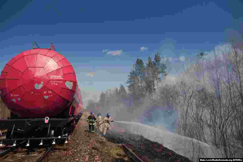 Пожежний потяг з Коростеня, його використовують для дозаправки водою пожежних машин, які працюють в лісовому масиві та безпосереднього для гасіння пожежі біля залізничного полотна