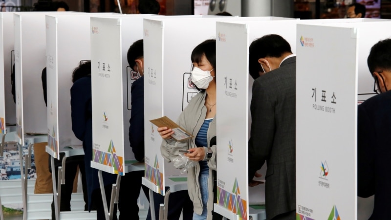 Jugkoreanët votojnë me maska dhe doreza
