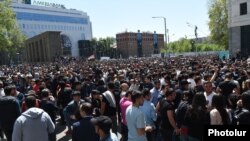 Armenia - Opposition supporters rally outside government ministries in Yerevan, 17 April 2018.