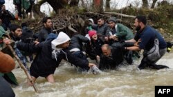 Izbeglice prelaze Suvu reku na putu ka Makedoniji, 14. mart
