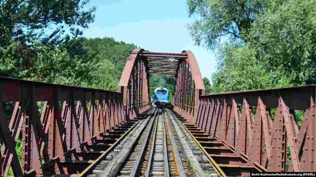 Потяг проходить по залізничному мосту 1884 року &ndash; один із не багатьох мостів для вузькоколійки в Європі. А ще по ньому трохи моторошно переходити...