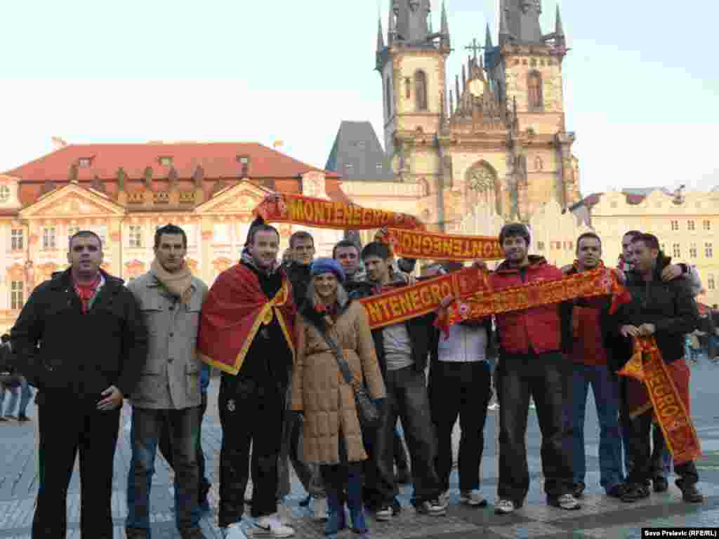 Crnogorski navijači u Pragu, 11.11.2011. Foto: RSE / Savo Prelević 