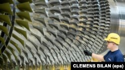 Газ турбинасын шығаратын Siemens зауытында тұрған жұмысшы. Берлин, Германия, 2 наурыз 2017 жыл. Көрнекі сурет.