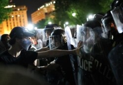 Një protestues pranë Shtëpisë së Bardhë në Uashington