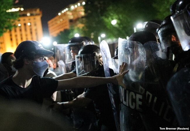 Një protestues pranë Shtëpisë së Bardhë në Uashington