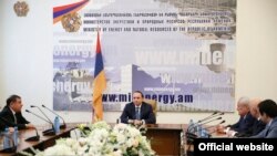 Armenia -- Prime Minister Hovik Abrahamian (center) presents the newly appointed Energy Minister Levon Yolyan (L) to the Ministry Staff, 1 Mar, 2016