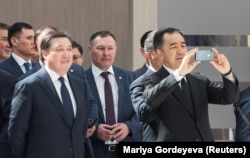 2019 жылы 16 мамырда премьер-министр Асқар Мамин мен мемлекеттік хатшы Бақытжан Сағынтаев (қазір Алматы әкімі) Нұр-Сұлтандағы Астана экономикалық форумына қатысты.