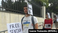 Участники акции с требованием освободить украинского режиссера Олега Сенцова.