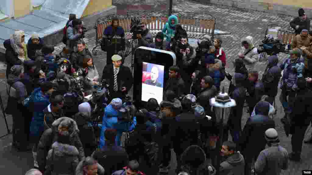 An iPhone-shaped monument in memory of Steve Jobs was unveiled on January 9 in the courtyard of the State University of Information Technologies, Mechanics, and Optics in St. Petersburg.