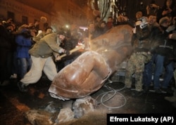 Повалення пам'ятника Леніну в Києві під час Революції гідності, 8 грудня 2013 року