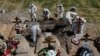 گورکنان روسی در حال آماده کردن محل دفن شهروندان جان‌باخته به‌دلیل همه‌گیری کووید-۱۹