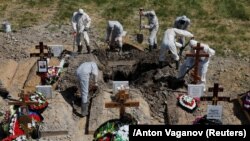 گورکنان روسی در حال آماده کردن محل دفن شهروندان جان‌باخته به‌دلیل همه‌گیری کووید-۱۹