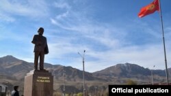 Памятник Турдакуну Усубалиеву на центральной площади города Нарын.