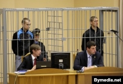 Дмитрий Коновалов (слева) и Владислав Ковалев (справа) на суде по делу о взрывах в Минске. 15 сентября 2011 года.