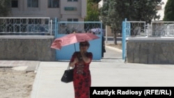Günden goranyp barýan zenan. Türkmenistan (arhiw suraty). 