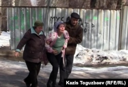 В центре - Индира, вдова погибшего активиста Нурлана Утеулиева. Поселок Тастыбулак Карасайского района Алматинской области, 11 марта 2013 года.
