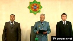 Arhiw suraty. Türkmen kazysy korrupsiýada aýyplanan bank resmilerine çykaryln hökümleri yglan edýär. Aşgabat, 28-nji iýul, 2011.