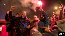 Поддржувачи на ВМРО-ДПМНЕ прославуваат победа по соопштувањето на прелиминарните резултати, 12 декември 2016. 